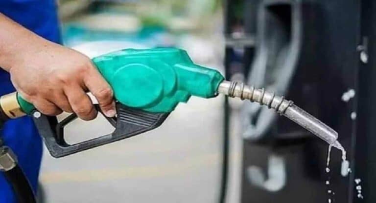 Petrol And Diesel Price: कच्च्या तेलाच्या किंमतीत बदल; लवकरच देशातील पेट्रोल-डिझेलच्या दरावर होणार परिणाम