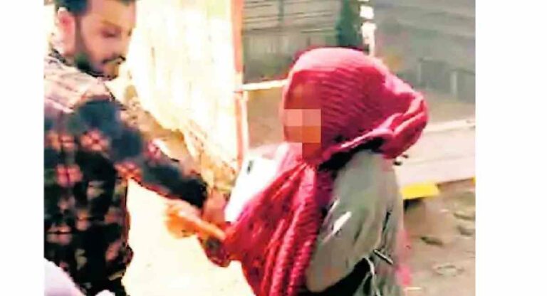Muslim Attack : हिंदू मुलांशी बोलते म्हणून मुसलमानांनी मुस्लिम तरुणीला भररस्त्यात केली मारहाण