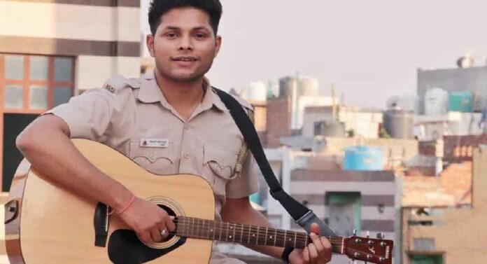 Viral Video: वर्दीतला गायक; 'या' पोलिसाने गाणं गात जिंकलं लोकांचं मन...