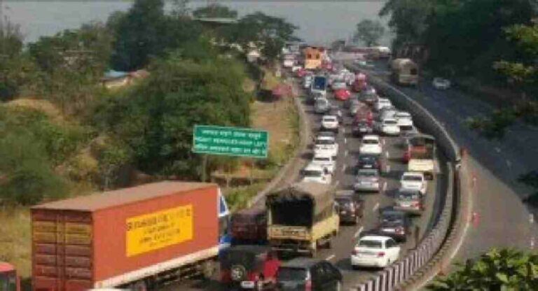 Mumbai-Pune highway : मुंबई पुणे एक्स्प्रेस हायवेवर मोठ्या प्रमाणात वाहतूक कोंडी