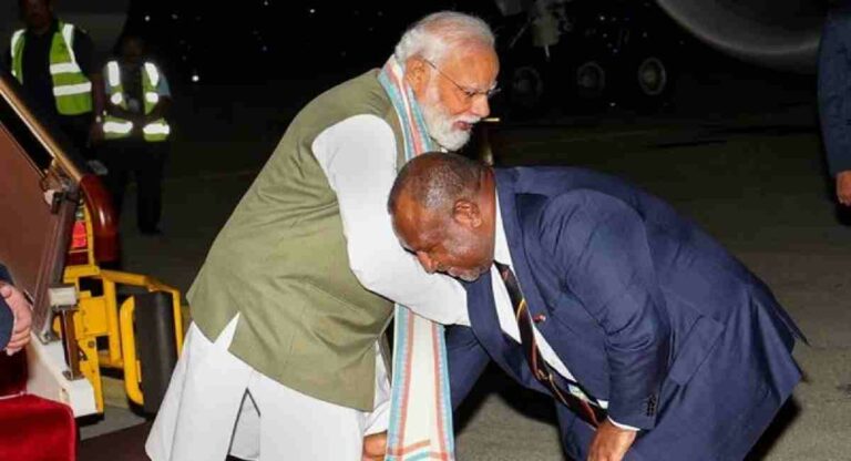 Narendra Modi : पापुआ न्यू गिनीचे पंतप्रधान जेम्स मारेप यांनी मोदींचे चरणस्पर्श करून स्वागत केले