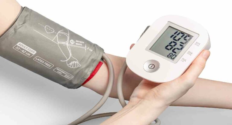 Blood Pressure : सतत फोनवर बोलता? जरा दमानं! होईल रक्तदाबाचा त्रास