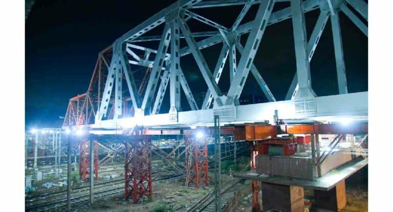 BMC : रखडलेल्या विद्याविहार रेल्वे पुलावरील पहिला गर्डर बसवण्याचे काम पूर्ण