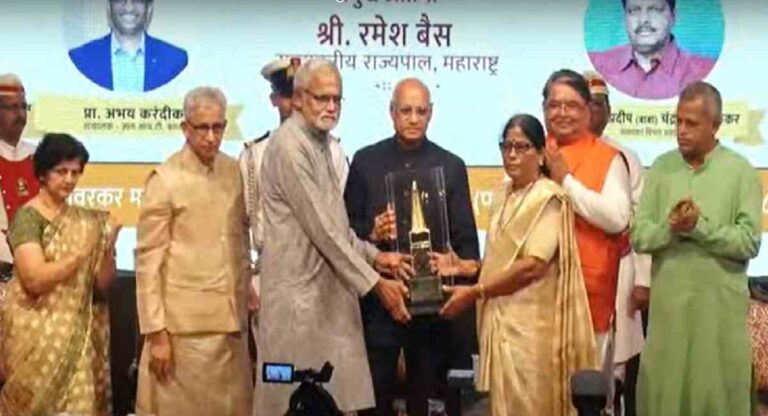 Veer Savarkar : अंश तू माझा, वंश तू माझा…स्वातंत्र्यवीर सावरकर शौर्य पुरस्कार स्वीकारताना भावविभोर झाल्या हुतात्मा मेजर कौस्तुभ राणेंच्या आई