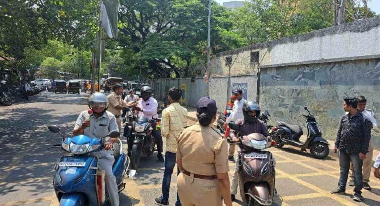 Pune : पुण्यात पोलिसांनी दुचाकीस्वारांना गुलाब देऊन हेल्मेट घालण्याची केली विनंती; काय म्हणतात नेटकरी?