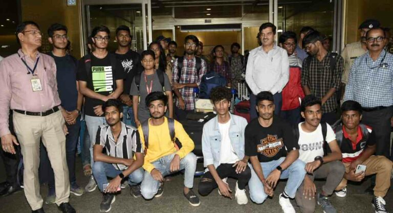Manipur Riot : मणिपूरमध्ये अडकलेले महाराष्ट्राचे 25 विद्यार्थी सुखरूप परत
