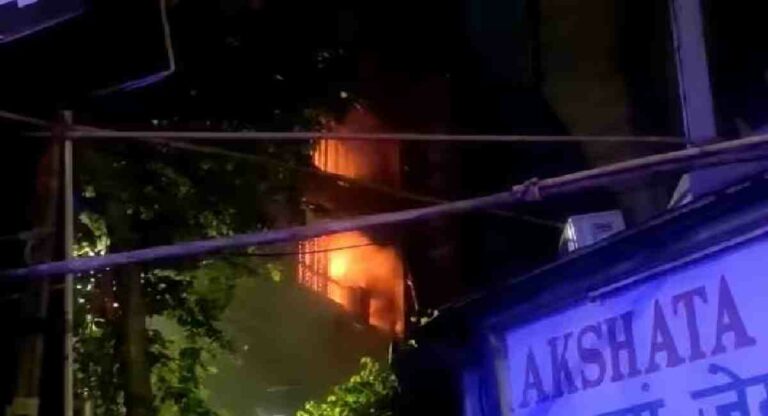 Zaveri Bazaar Fire : पाच मजली इमारतीला भीषण आग; अग्निशमन दलाच्या जवानांमुळे मोठा अनर्थ टळला