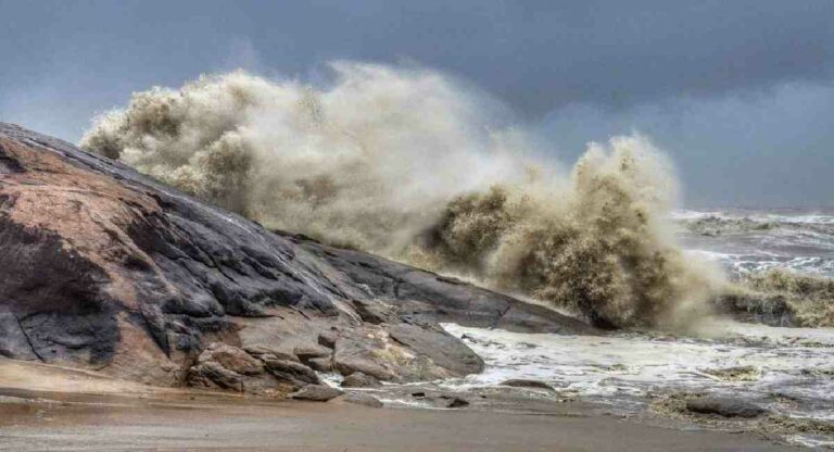 Biporjoy Cyclone : मुंबईच्या किनाऱ्यावर धुळीचे प्रचंड लोट; समुद्रही खवळलेला
