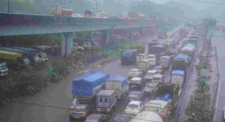 मुंबईत मुसळधार पाऊस, अनेक ठिकाणी वाहतूक कोंडी