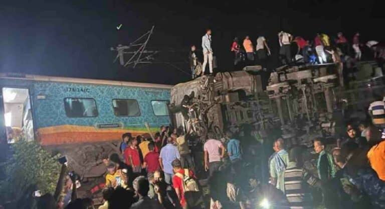 Train Accident : मालगाडीला धडकून कोरोमंडल एक्स्प्रेसचा अपघात; 50 हून अधिक जणांचा मृत्यू झाल्याची भीती