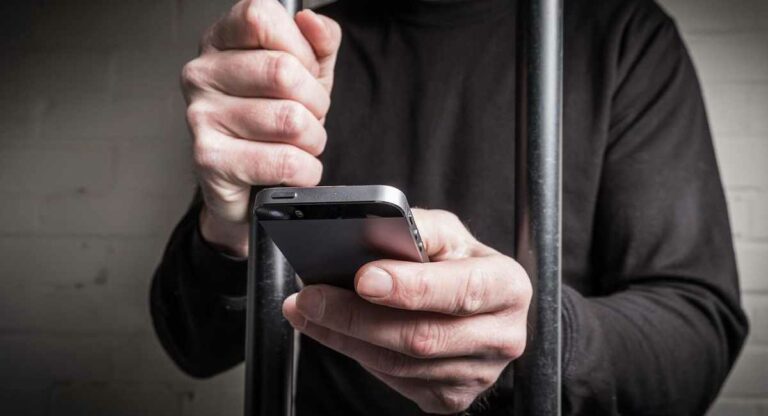 कैद्यांच्या बॅरेकमध्ये मोबाईल फोन; ‘या’ तुरुंगातून ३० हुन अधिक मोबाईल फोन जप्त, तुरुंग अधीक्षक निलंबित