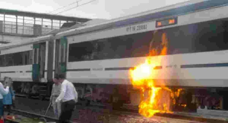 Vande Bharat Express : भोपाळ-दिल्ली वंदे भारत एक्सप्रेसला आग