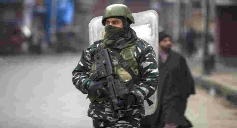 Jammu Kashmir : सुरक्षा दल आणि दहशतवादी यांच्यातील चकमकीत ४ दहशतवाद्यांना कंठस्नान