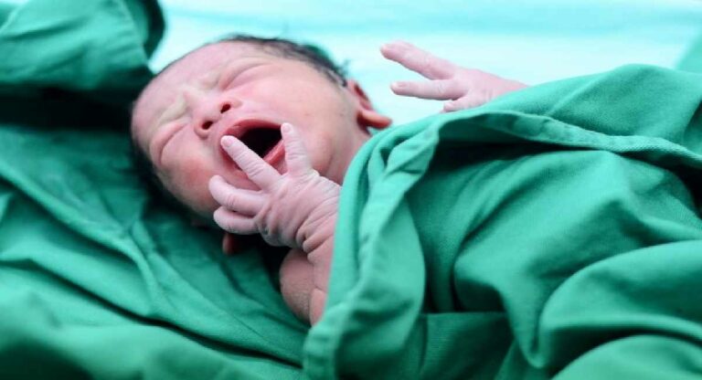 Rajawadi Hospital : कचराकुंडीत आढळलेल्या अर्भकाला राजावाडी रुग्णालयाने दिले जीवदान