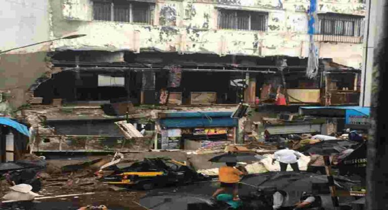 Bhayandar Building Part Collapsed : भाईंदर स्टेशन पूर्व समोरील बिल्डिंगचा भाग कोसळून तीन जण जखमी