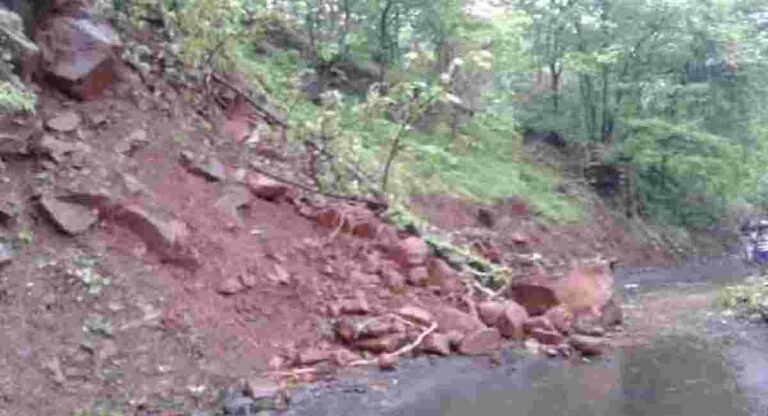 Landslide :  मुंबई – गोवा महामार्गावर दरड कोसळल्याने वाहतूक ठप्प