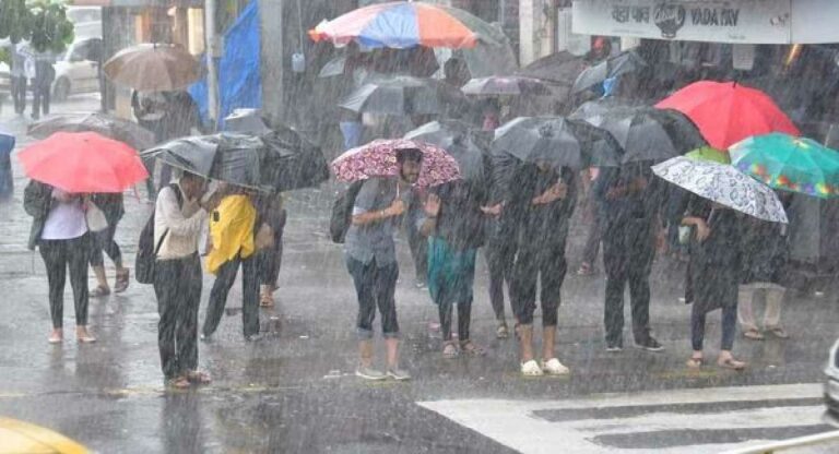 दिवसभर पाऊस, मनात भीती, मात्र मुंबईचे जनजीवन सुरळीत