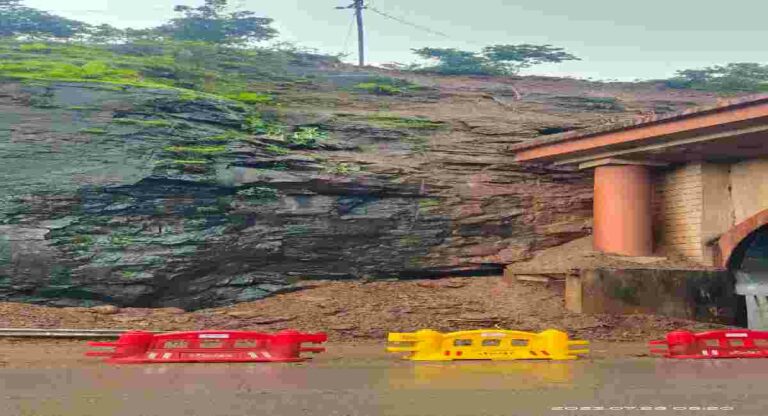 Pune-Mumbai Expressway : महामार्गावर दरड कोसळल्यामुळे दोन तासांचा ब्लॉक