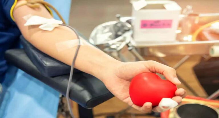 Blood Donors : मुंबईतील शतकवीर रक्तदात्यांचा सन्मान