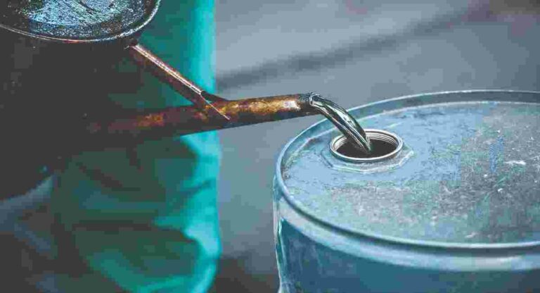 Crude Oil : आंतरराष्ट्रीय बाजारात कच्च्या तेलाच्या दरात घसरण