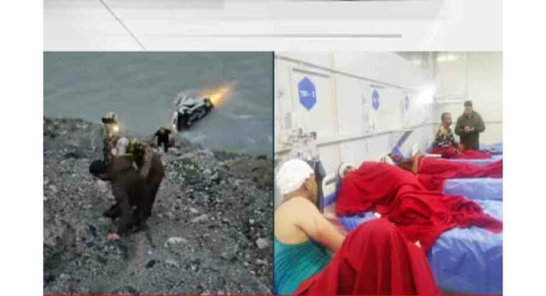 जम्मूमध्ये CRPF जवानांना घेऊन जाणारी गाडी सिंध नदीत कोसळली; आठ जण जखमी