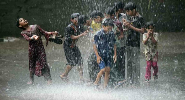 Rain : पावसाळ्यात मुलांना निरोगी ठेवण्यासाठी फॉलो करा ‘या’ ७ टिप्स