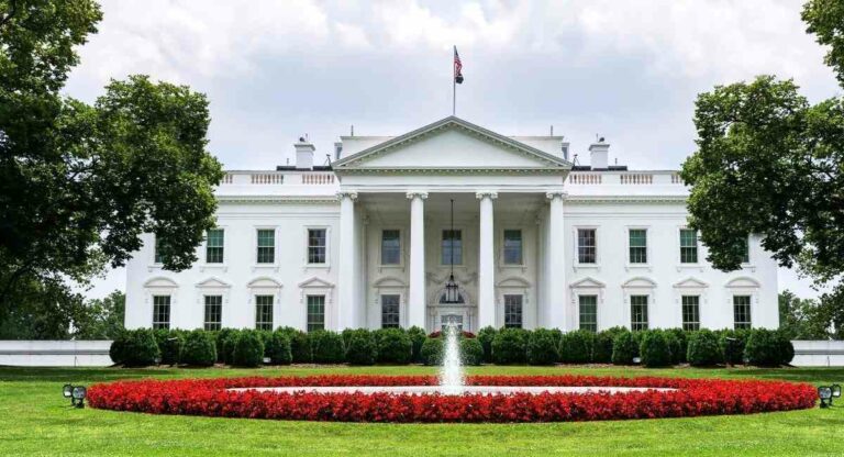 White House : अमेरिकेच्या व्हाईट हाऊसमध्ये आहे भव्य स्वयंपाकघर; इथे कधीही थांबत नाही काम