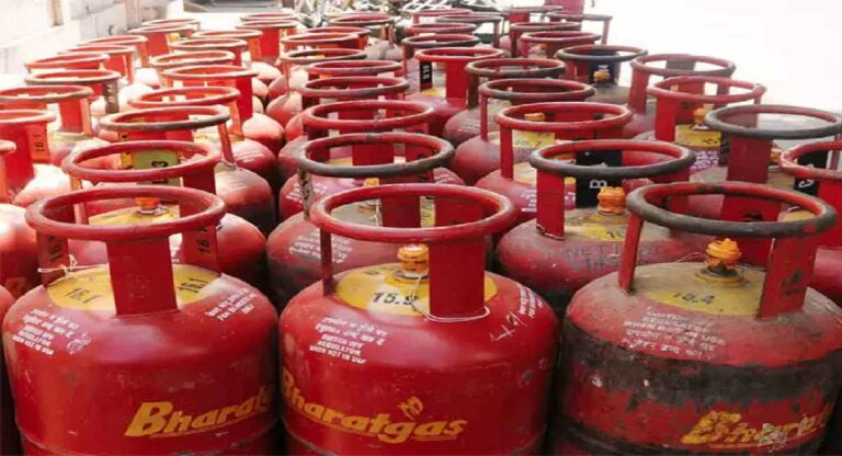 LPG Gas Cylinder : महिन्याच्या पहिल्याच दिवशी आनंदवार्ता; व्यावसायिक सिलेंडरच्या किंमती घसरल्या