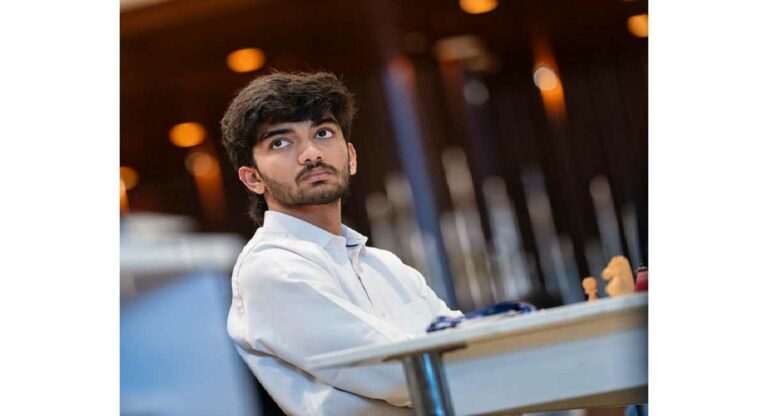 माजी विश्वविजेत्या विश्वनाथन आनंदला मागे सारून डी गुकेश बनला भारताचा अग्रमानांकीत बुद्धिबळपटू