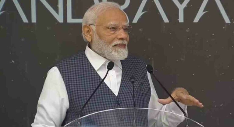 PM Modi In ISRO : चंद्रयान-3 लॅण्ड झालेले स्थान ‘शिवशक्ती’ तर चंद्रयान २ चे स्थान ‘तिरंगा’ या नावाने ओळखले जाईल – पंतप्रधान मोदी
