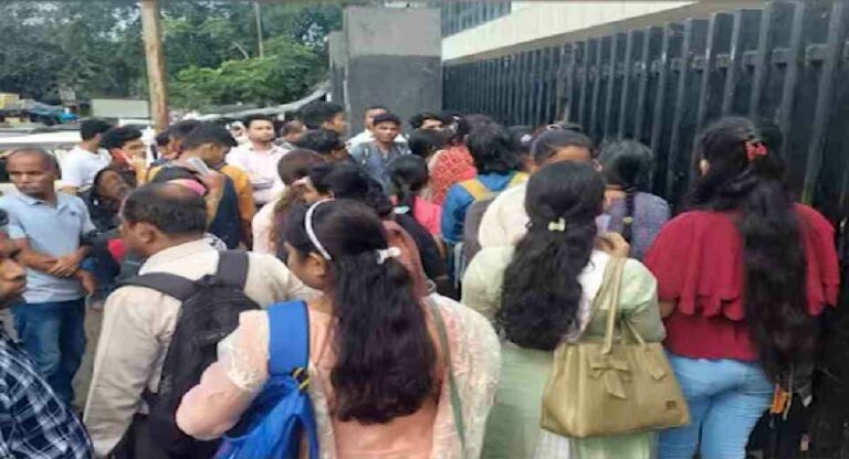 Talathi Exam : तलाठी भरती परीक्षा केंद्रावर वेळेपूर्वीच प्रवेशद्वार बंद; विद्यार्थ्यांनी घातला गोंधळ
