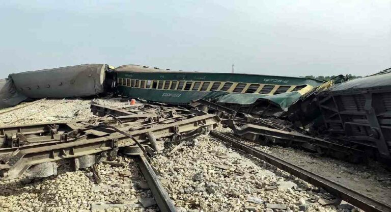 Pakistan Train Accident : पाकिस्तानमध्ये भीषण रेल्वे अपघात, 20 पेक्षा अधिक जणांचा मृत्यू