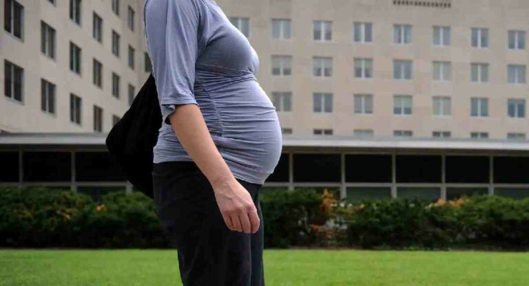 Pregnancy : गरोदरपणात पाय का सुजतात? कारणे आणि उपाय