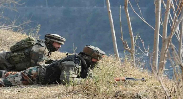 Jammu and Kashmir : एलओसीजवळील सेक्टरमध्ये दहशतवादी आणि सुरक्षा दलांमध्ये झालेल्या चकमकीत ३ दहशतवादी ठार