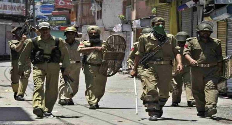 Jammu Kashmir Police : जम्मू-कश्मीर  पोलिसांकडून ८ फरार दहशतवाद्यांना अटक