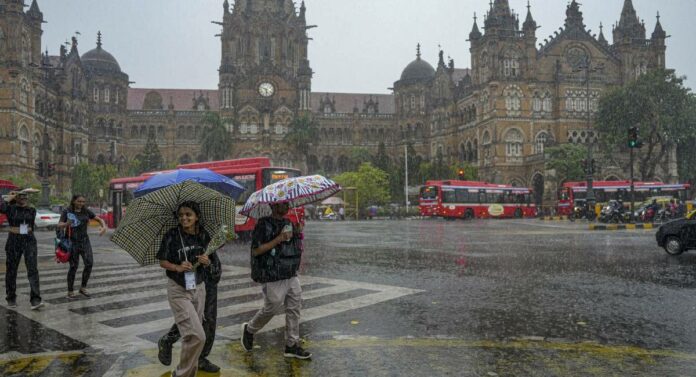 Mumbai Rain : मुंबईत पावसाची हजेरी,हवेतील गारव्यामुळे मुंबईकर सुखावले