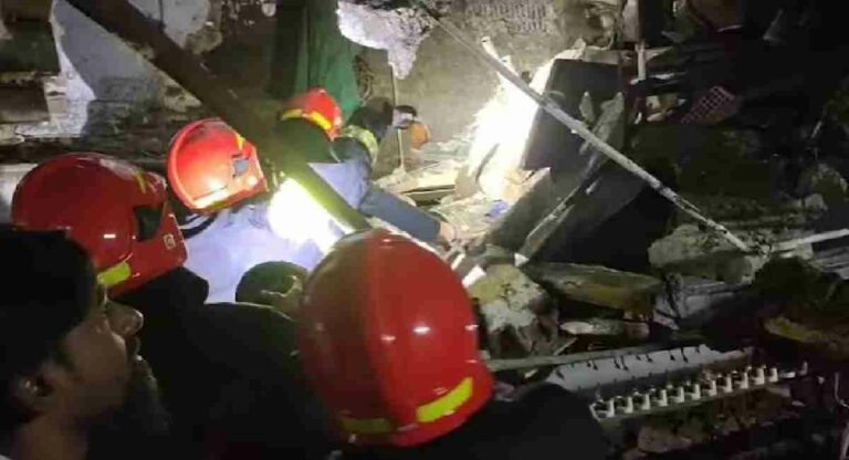 Bhiwandi Building Collapses : भिवंडीत दोन मजली इमारत कोसळली, दोन जणांचा मृत्यू तर पाच जण जखमी