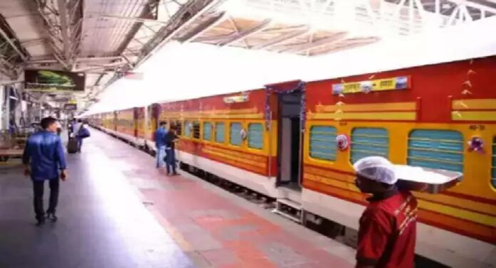 Mumbai Train : सीएसएमटी स्थानकात २४ डब्ब्यांच्या एक्स्प्रेसला मिळणार थांबा