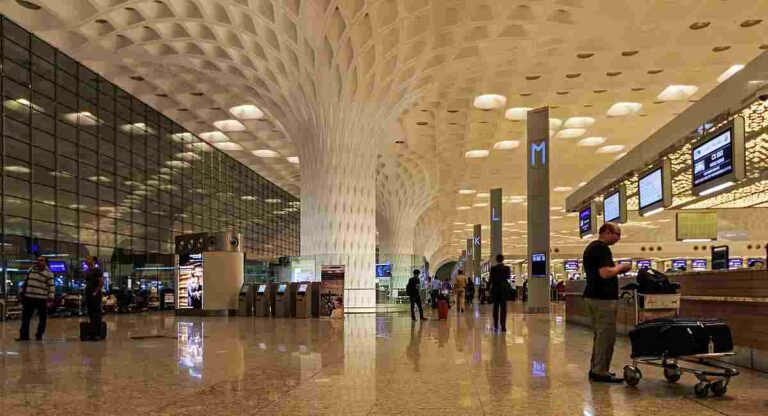 Mumbai Airport : मुंबई विमानतळावर बॉम्ब ठेवल्याच्या अफवेमुळे खळबळ