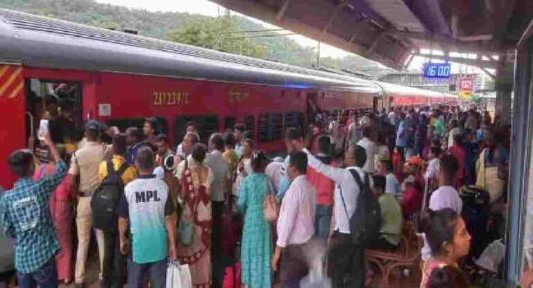 Kokan Railway : कोकणातून मुंबईकडे परतणाऱ्या चाकरमान्यांचे प्रवासात हाल , स्थानकात प्रचंड गर्दी ,गोंधळ
