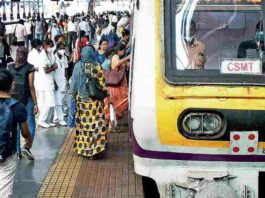 Mumbai Local : मुंबईत मध्य रेल्वेची वाहतूक ठप्प; लोकलची स्थिती काय ?