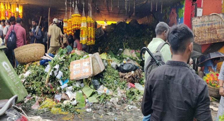 Dadar : दादर पश्चिमेला फेरीवाल्यांमुळे फुलांच्या कचऱ्याचे ढिग, केशवसुत उड्डाणपूलाखाली कचऱ्याने गाळा भरला