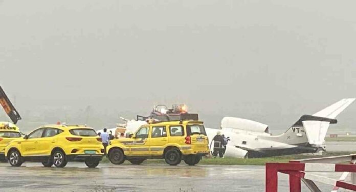 Accident On Mumbai Airport : मुंबई विमानतळावर खासगी विमानाचा भीषण अपघात; हवाई वाहतूक ठप्प 