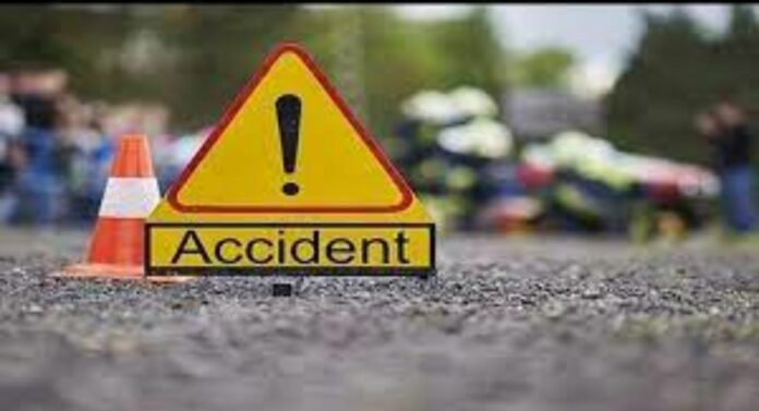 Accident : पुणे-मुंबई महामार्गावर कारला दुचाकीची धडक, दोघांचा मृत्यू