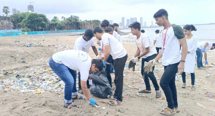 World Cleanliness Day 2023 : 'प्ले अँड शाइन फाउंडेशन'तर्फे माहीम रेती बंदर समुद्रकिनाऱ्यावर राबवली स्वच्छता मोहीम