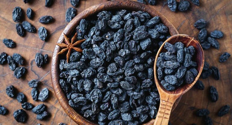Black Raisins Benefits : काळ्या मनुका खाण्याचे आश्चर्यकारक फायदे, वाचा सविस्तर