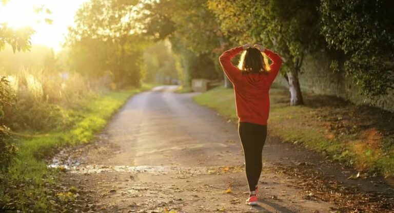 Silent Walking: ताणतणाव कमी करण्यासाठी ‘सायलेंट वॉकिंग’, जाणून घ्या फायदे