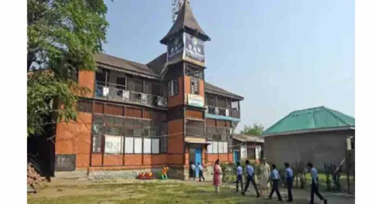Jammu and Kashmir : कलम 370 हटवल्याचा आणखी एक फायदा; श्रीनगरमध्ये 33 वर्षांनंतर आर्य समाजाची शाळा सुरु