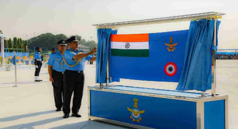 Indian Air Force Unveils New Flag : भारतीय हवाई दलाच्या नव्या ध्वजाचे अनावरण; काय आहे खास…