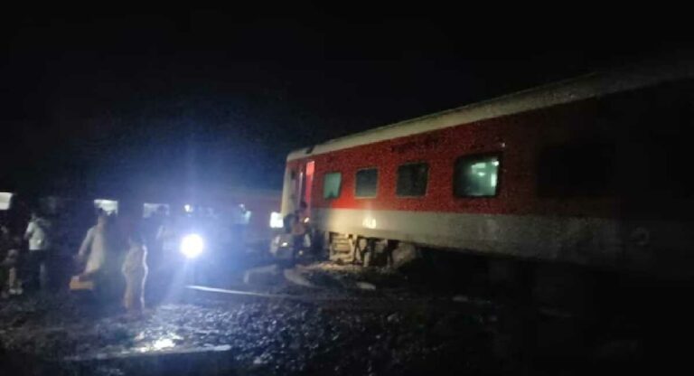 Bihar Train Accident  : नॉर्थ ईस्ट एक्स्प्रेसचे २१ डब्बे रूळावरून घसरले; ६ जणांचा मृत्यू तर १०० जखमी